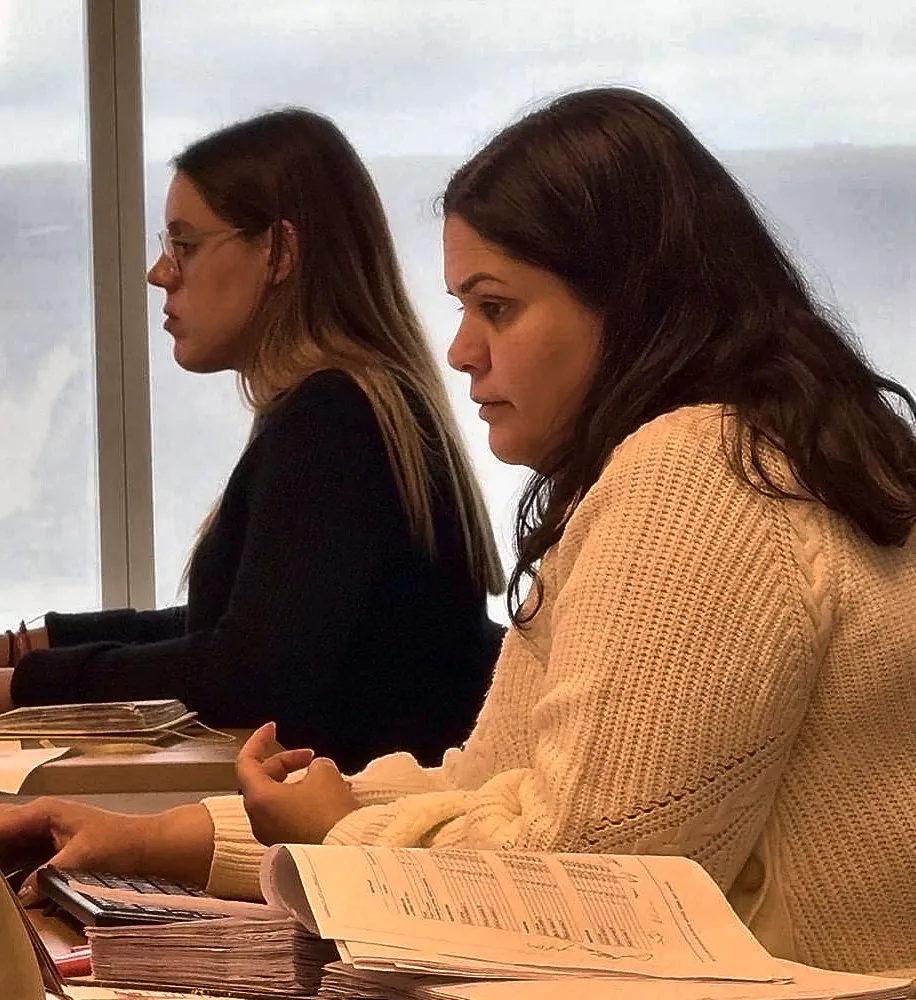 Dos integrantes del equipo de VDC Estudio Contable trabajando en la oficina del WTC Buceo