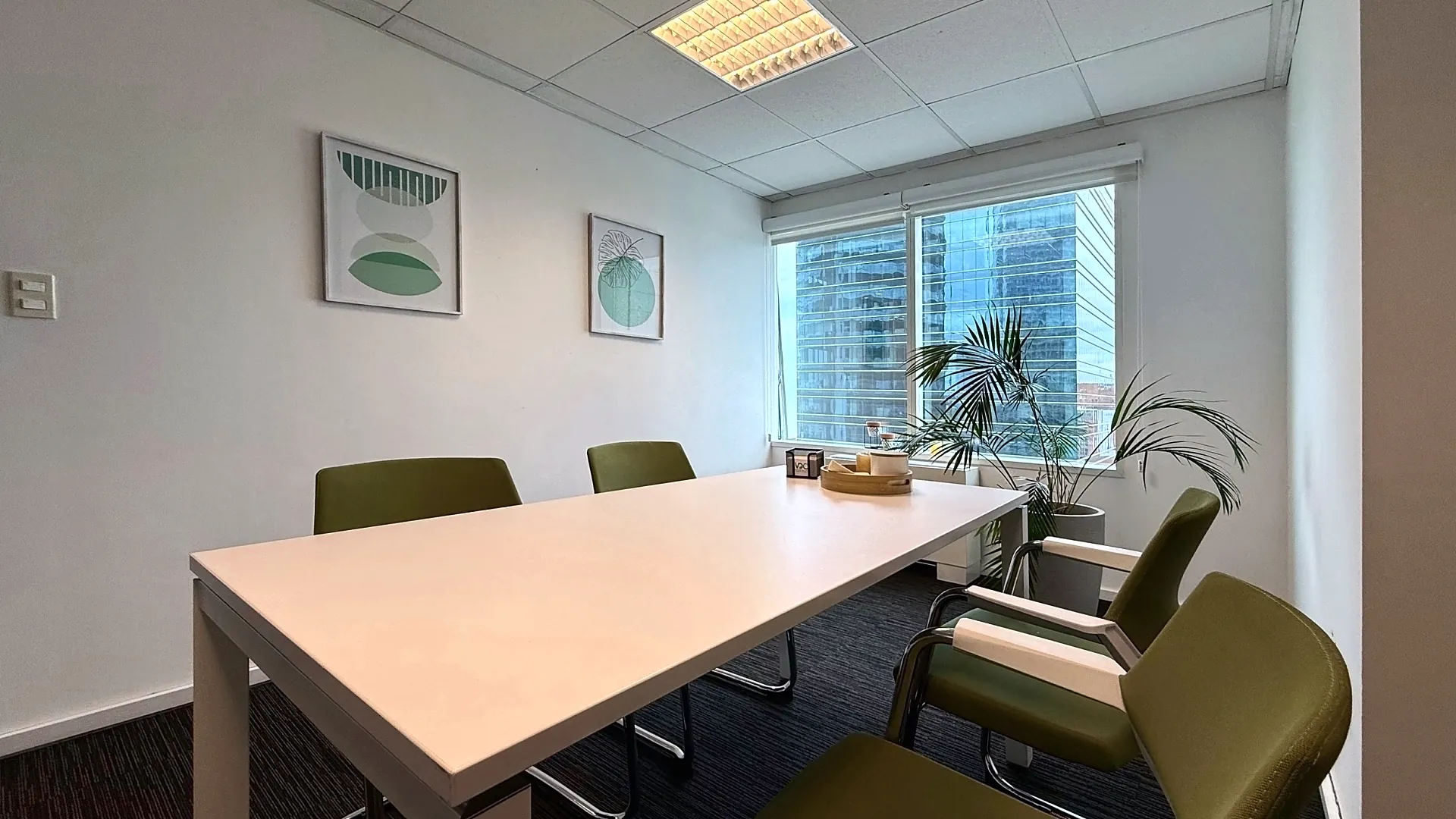 Sala de reuniones de VDC Estudio Contable en la Torre 2 del World Trade Center de Montevideo